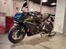 Honda CBR 650R negra mate con detalles amarillos en concesionario