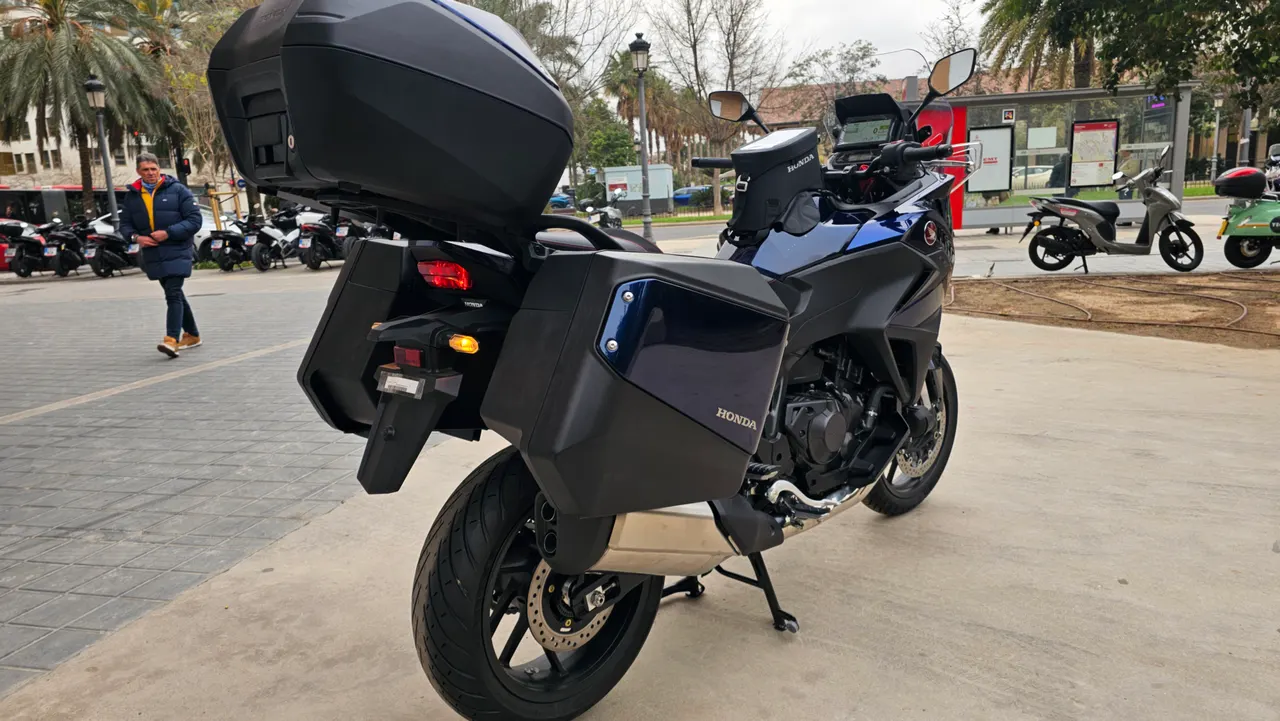 Honda NT1100 azul oscuro con top case y maletas laterales
