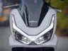 Frontal de scooter Honda PCX 125 blanca con luces LED encendidas