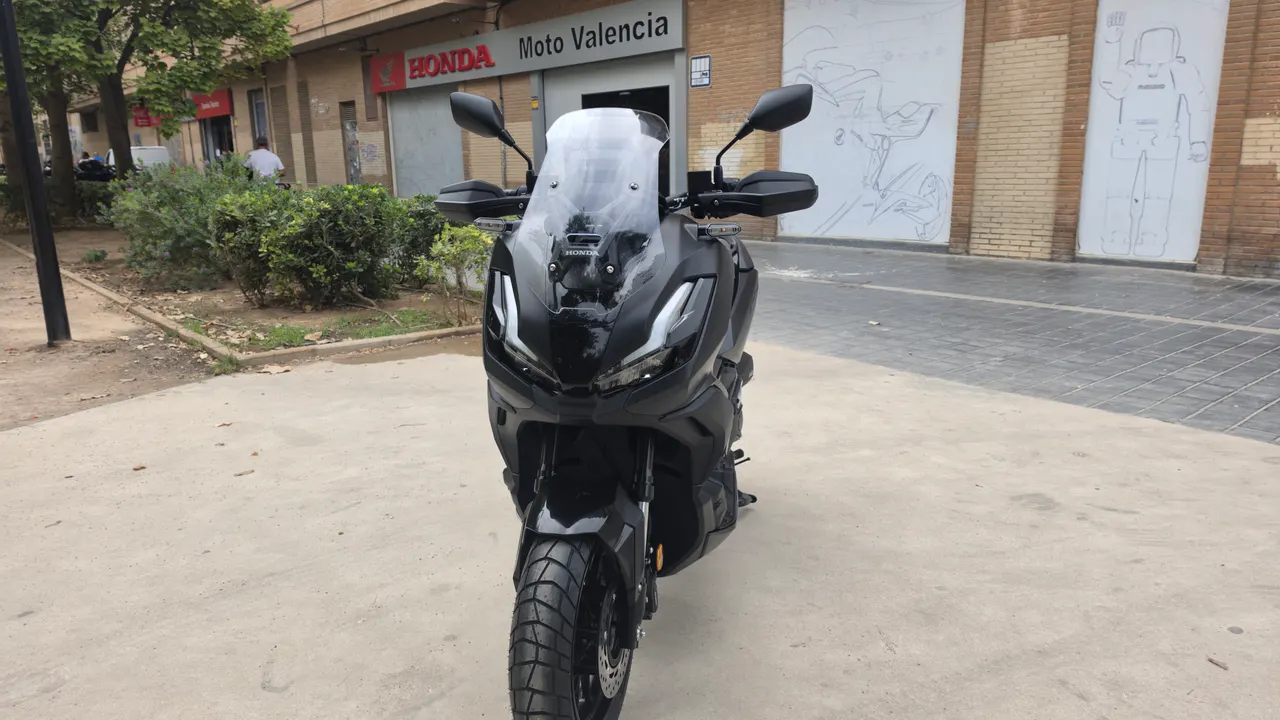 Honda ADV 350 negra de frente