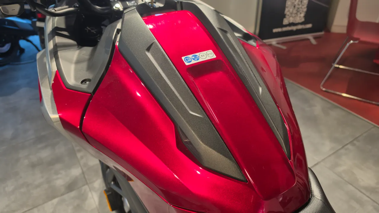 Detalle del tanque de gasolina de una moto Honda NC750X en color rojo brillante.