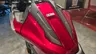 Detalle del tanque de gasolina de una moto Honda NC750X en color rojo brillante.