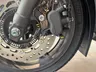 Freno de disco delantero de la Honda Forza 125 con pinza Nissin y neumático Michelin.