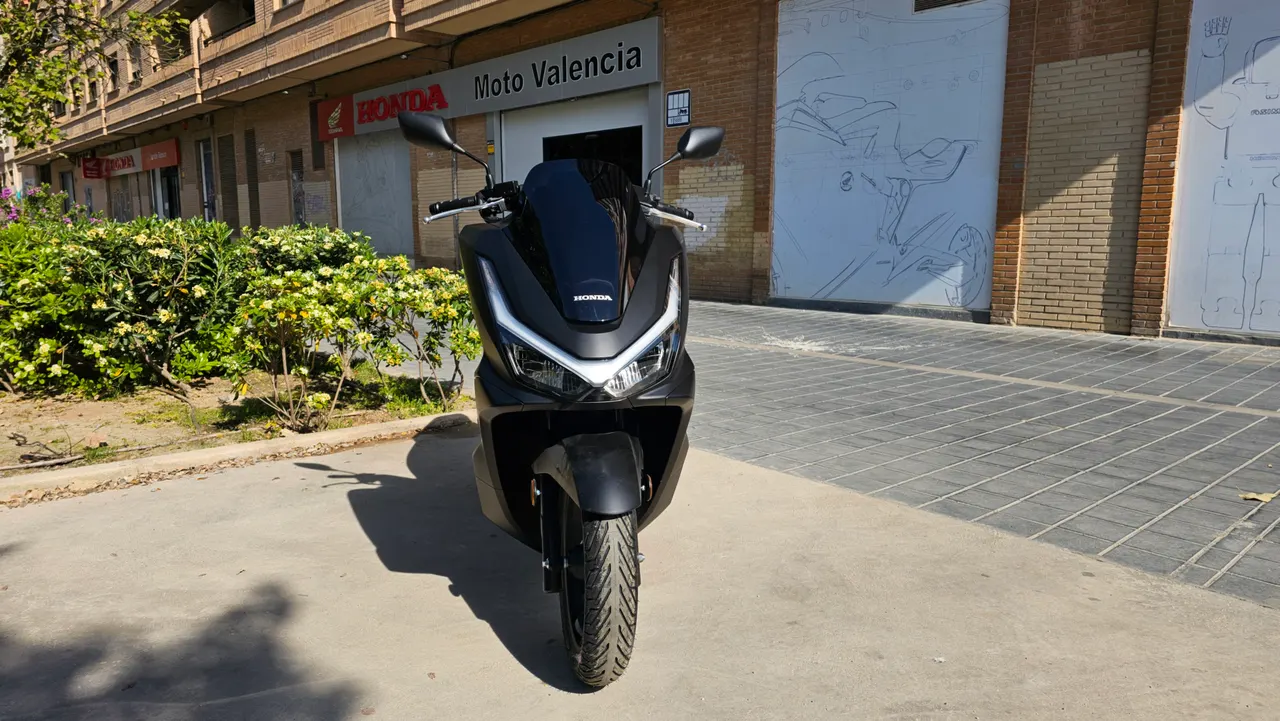 Frontal de la Honda PCX 125 con faro Full LED e intermitentes LED integrados.