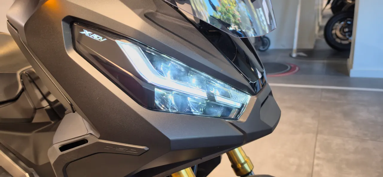 Detalle del faro LED de una moto Honda X-ADV
