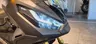 Detalle del faro LED de una moto Honda X-ADV