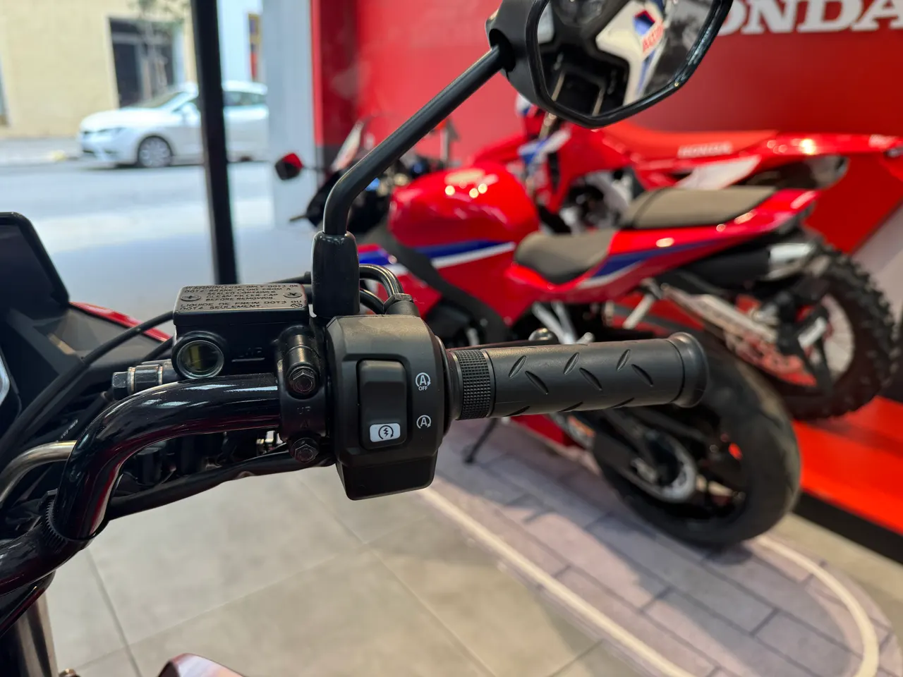 Manillar derecho de una moto Honda CB125F roja