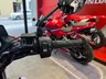 Manillar derecho de una moto Honda CB125F roja
