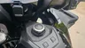 Panel de control central de la Honda Forza 750 negra con botones de combustible y asiento
