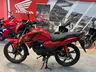 Honda CB125F roja en exposición