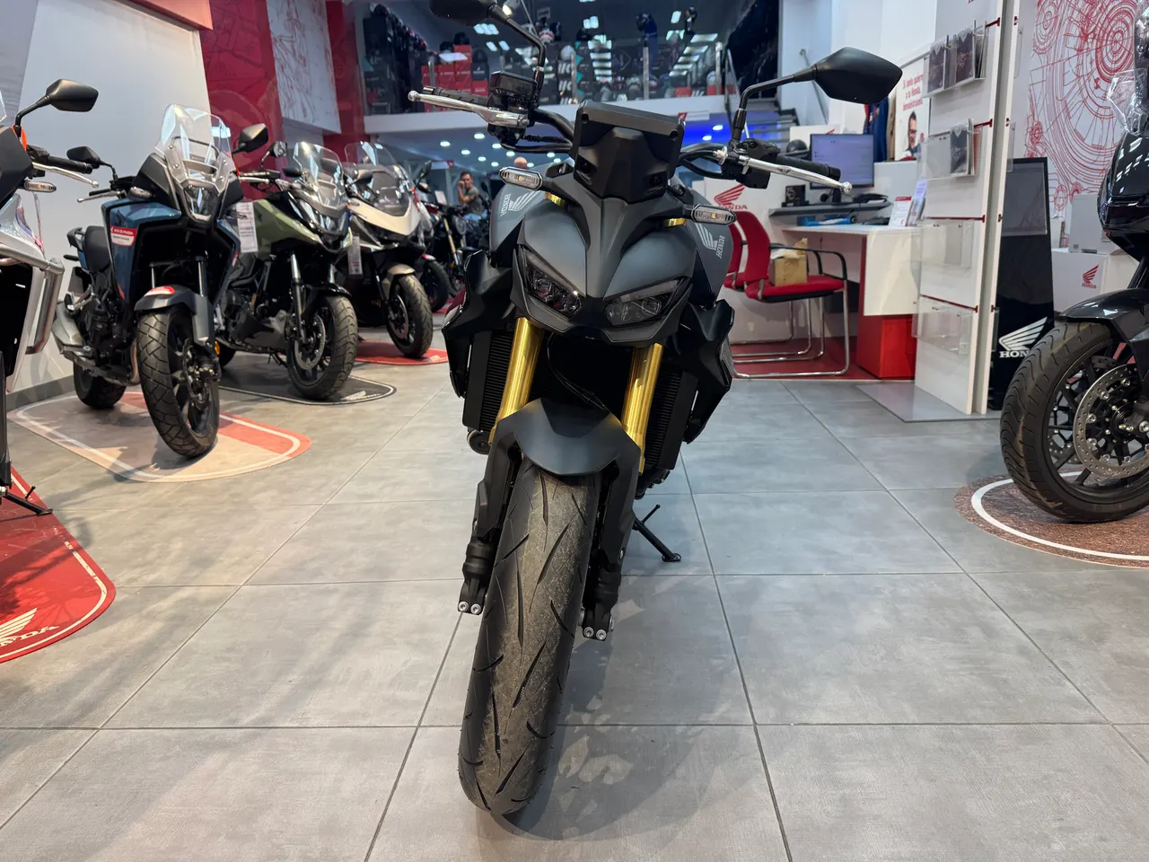 Honda Hornet 1000 SP negra en concesionario