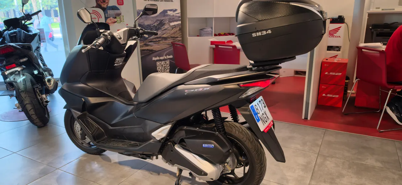 Scooter Honda PCX 125 negra con baúl trasero