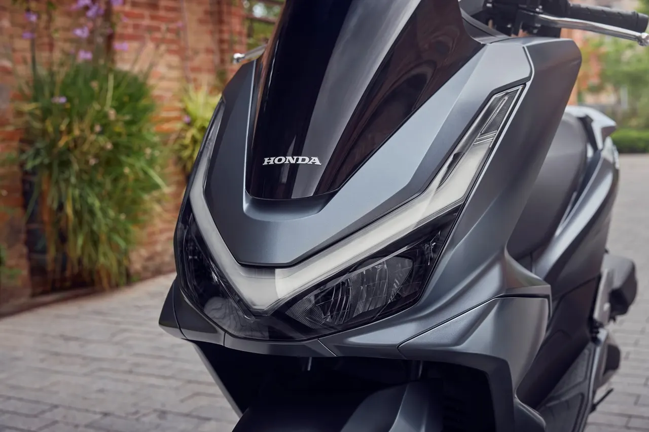 Frontal de scooter Honda PCX 125 gris mate con faros LED