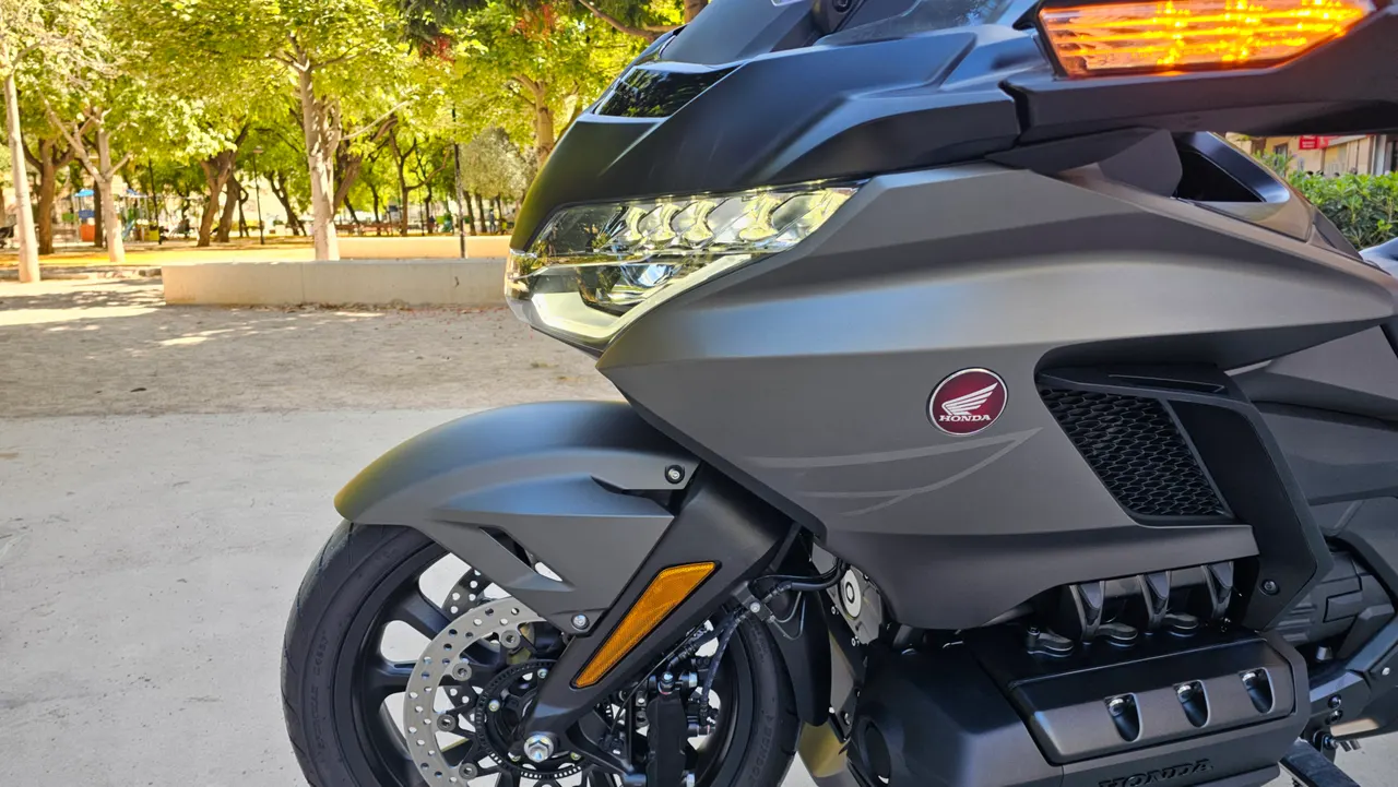 Frontal de Honda GL1800 Gold Wing DCT gris mate