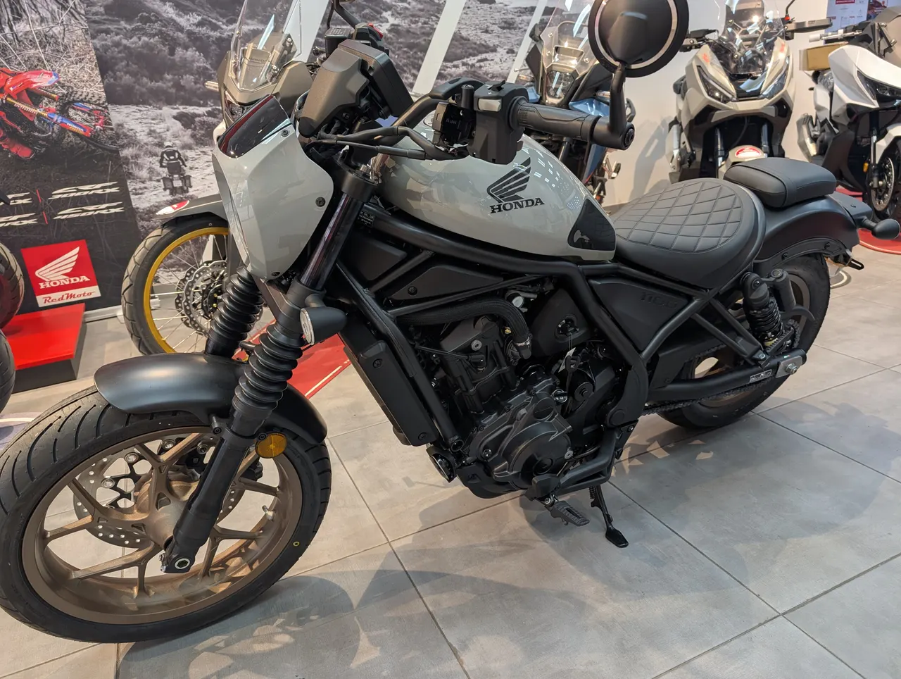 Honda CMX1100 Rebel Special Edition gris en exposición