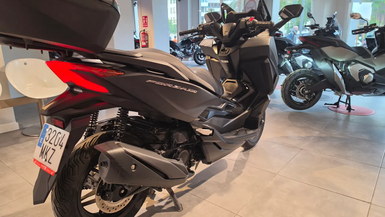Vista trasera de una Honda Forza 350 negra