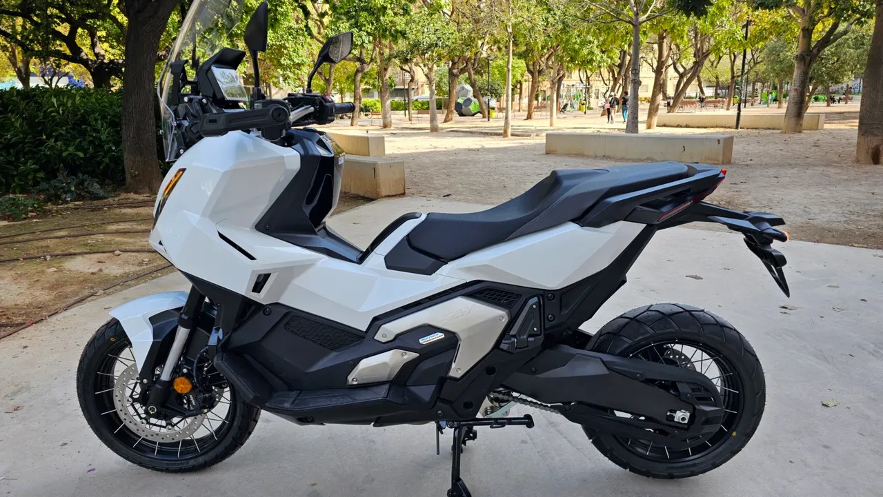 Honda X-ADV blanca en un parque