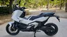 Honda X-ADV blanca en un parque