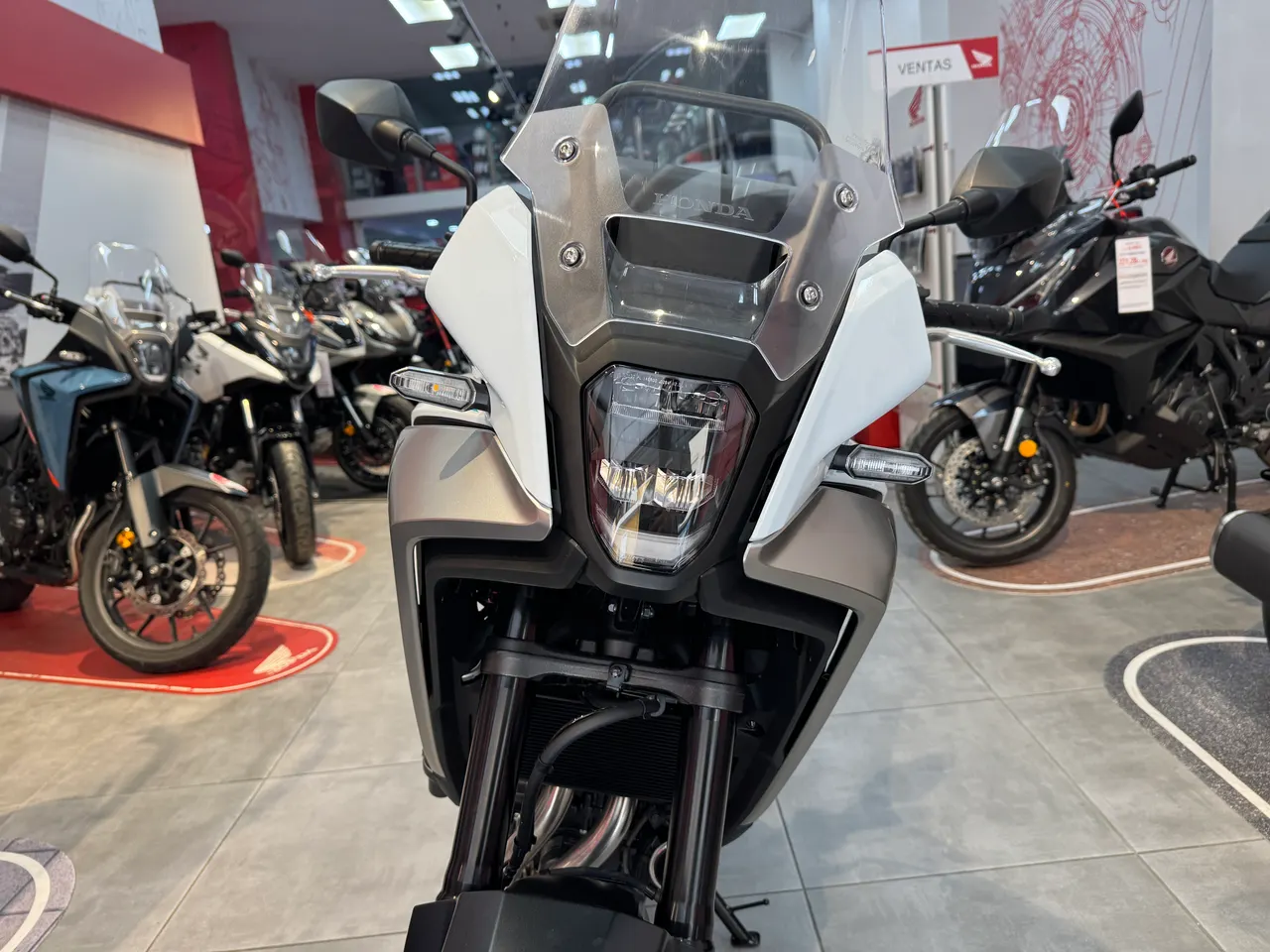 Honda NX500 E-Clutch blanca en exposición