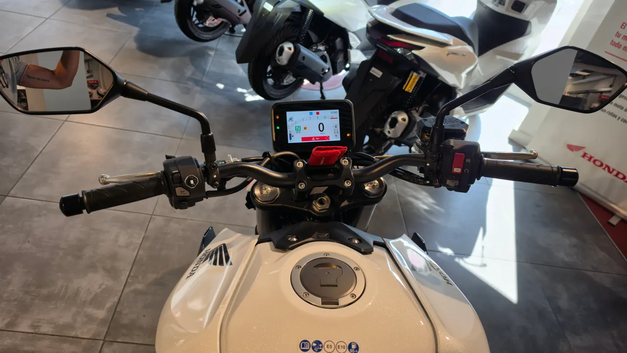 Manillar y cuadro de instrumentos de una moto Honda Hornet 1000 blanca