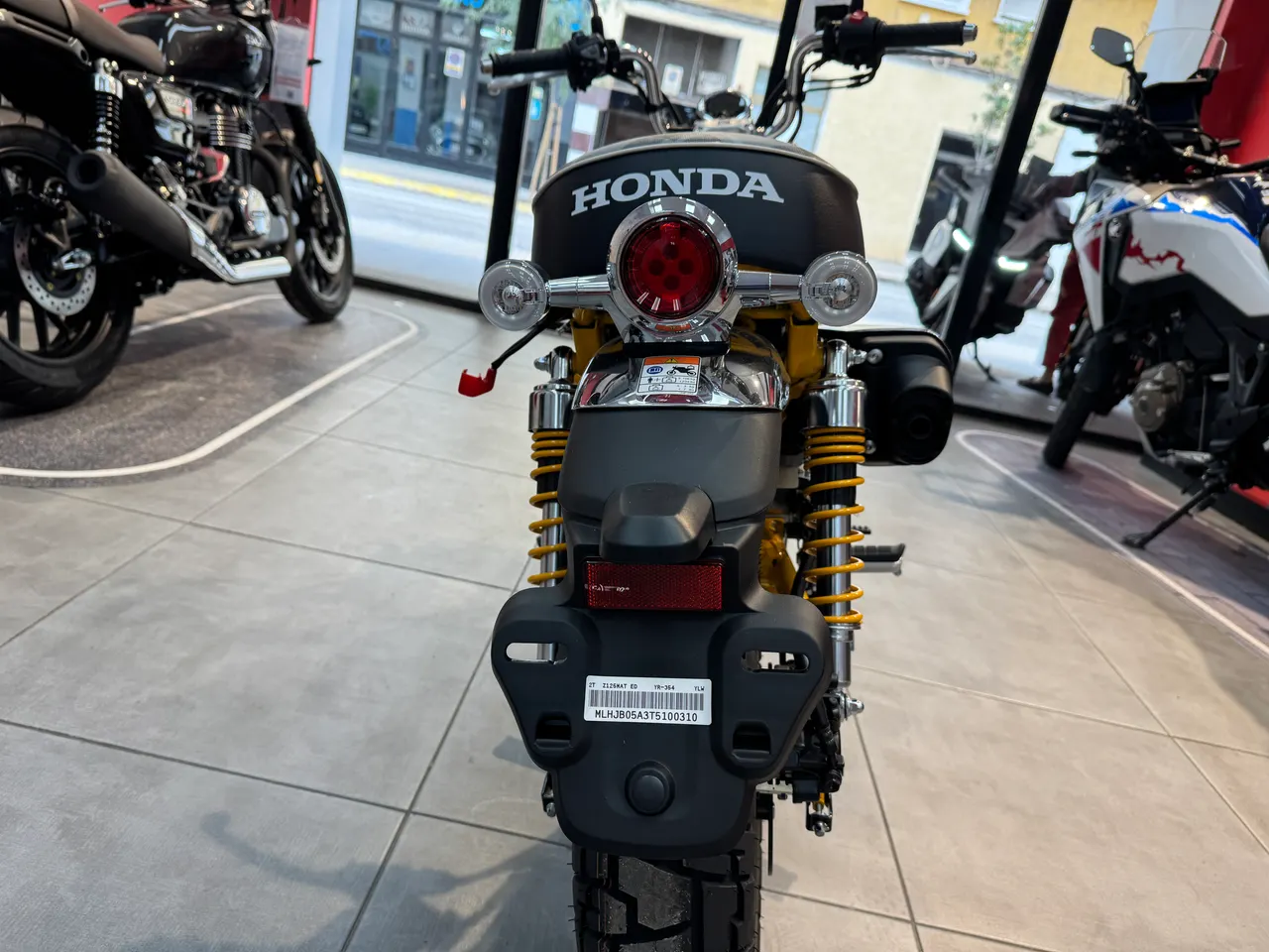 Vista trasera de una Honda Monkey amarilla y negra