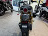 Vista trasera de una Honda Monkey amarilla y negra