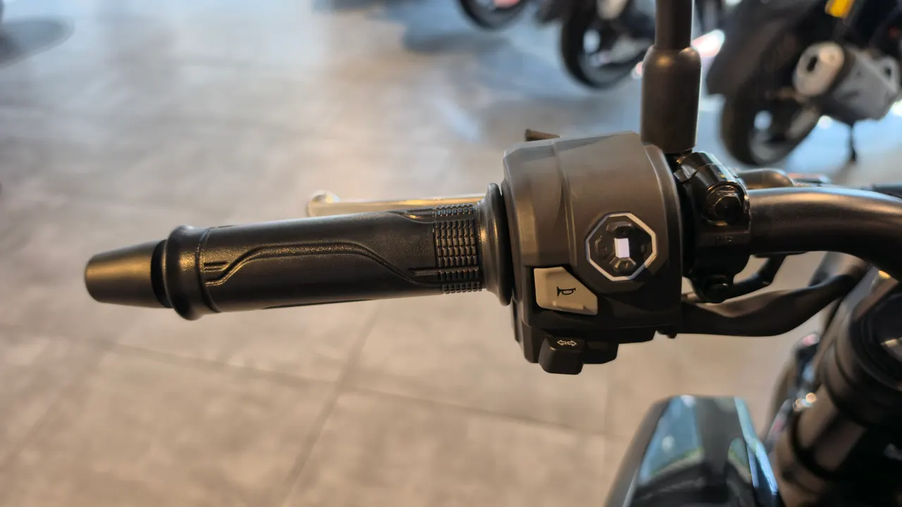 Detalle del manillar de una Honda CB125R ocasion