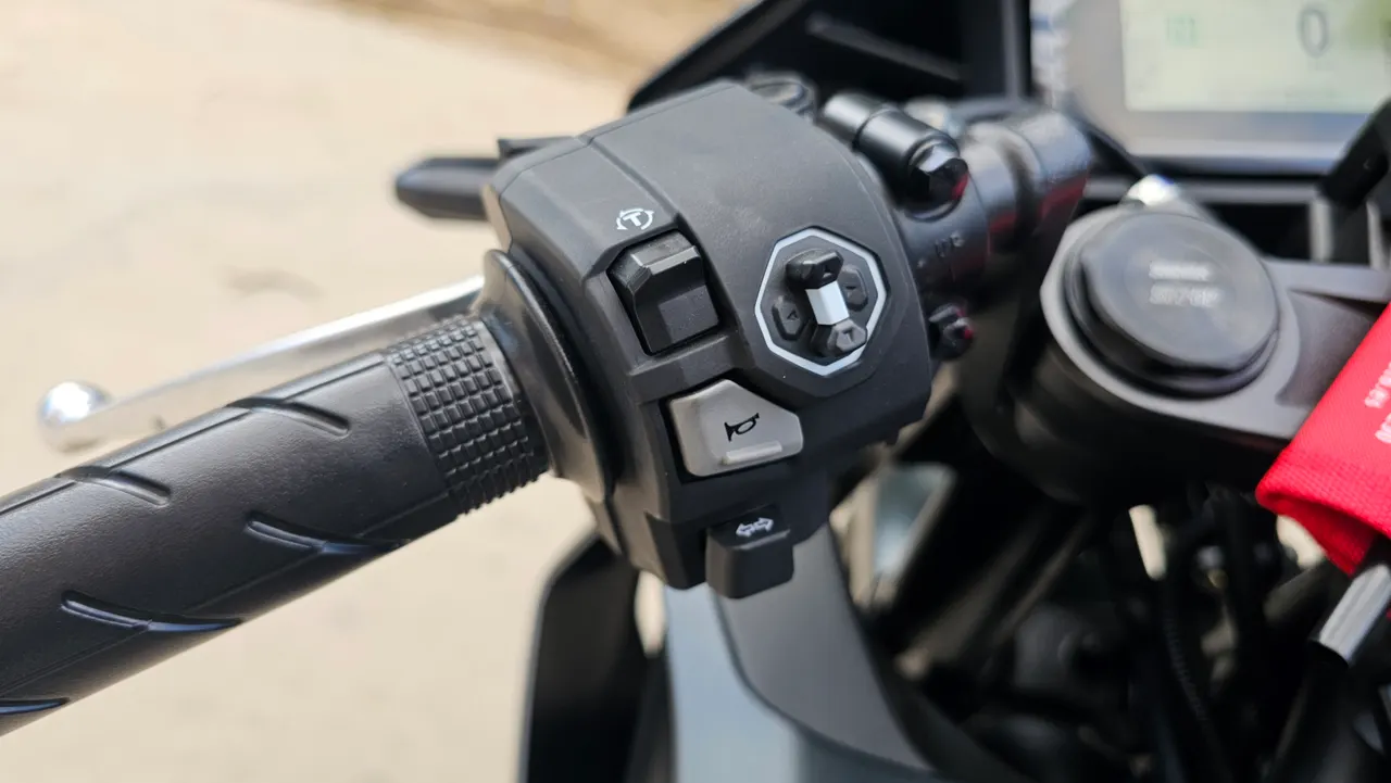 Detalle del manillar de una moto Honda CBR 500R