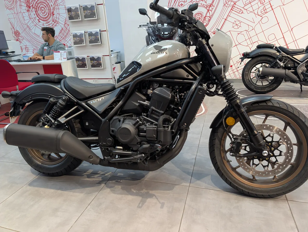 Honda CMX1100 Rebel Special Edition gris en exposición