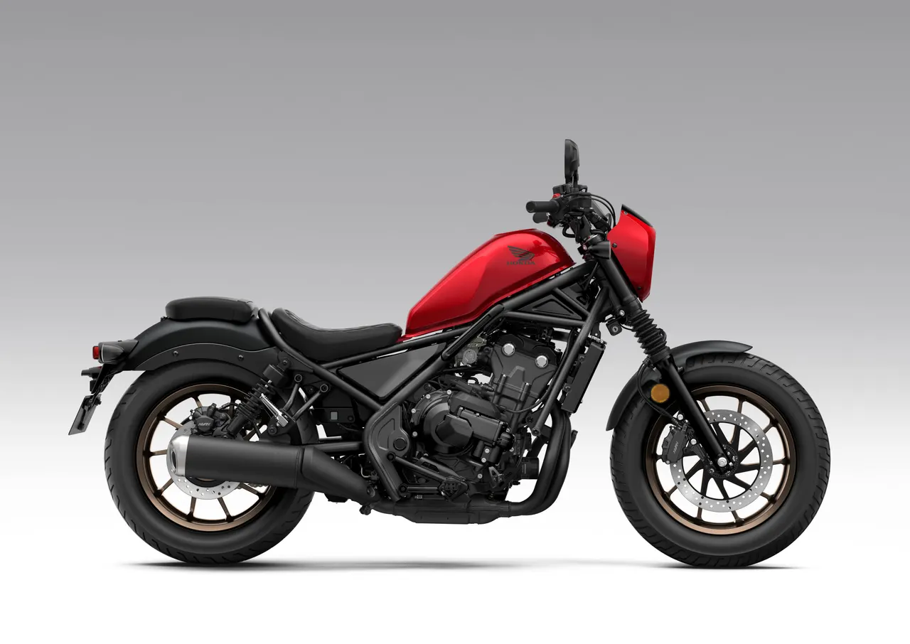 Honda Rebel 500 S Edition 2027 en rojo Candy Rosy Red, con llantas bronce