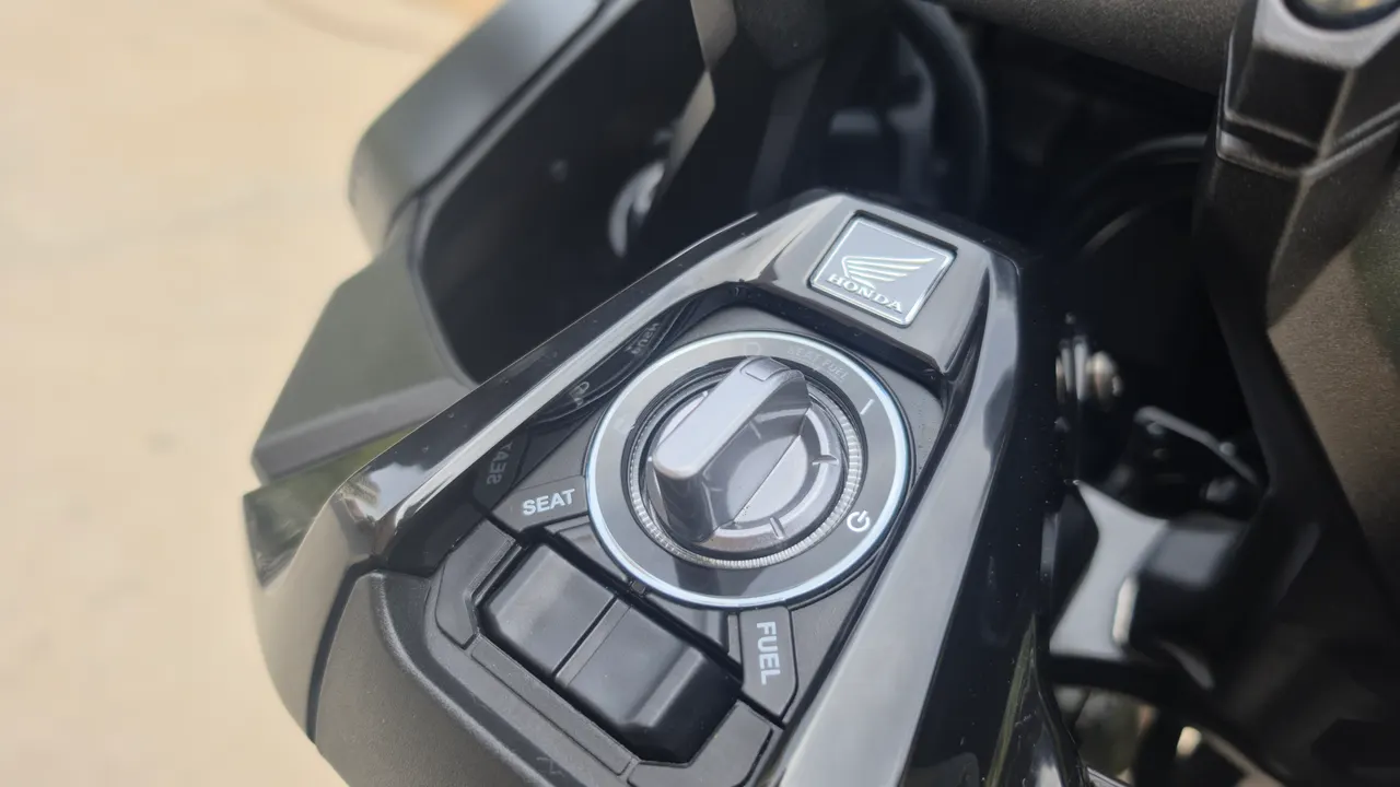 Llave de contacto y botones de una Honda ADV 350 en color negro