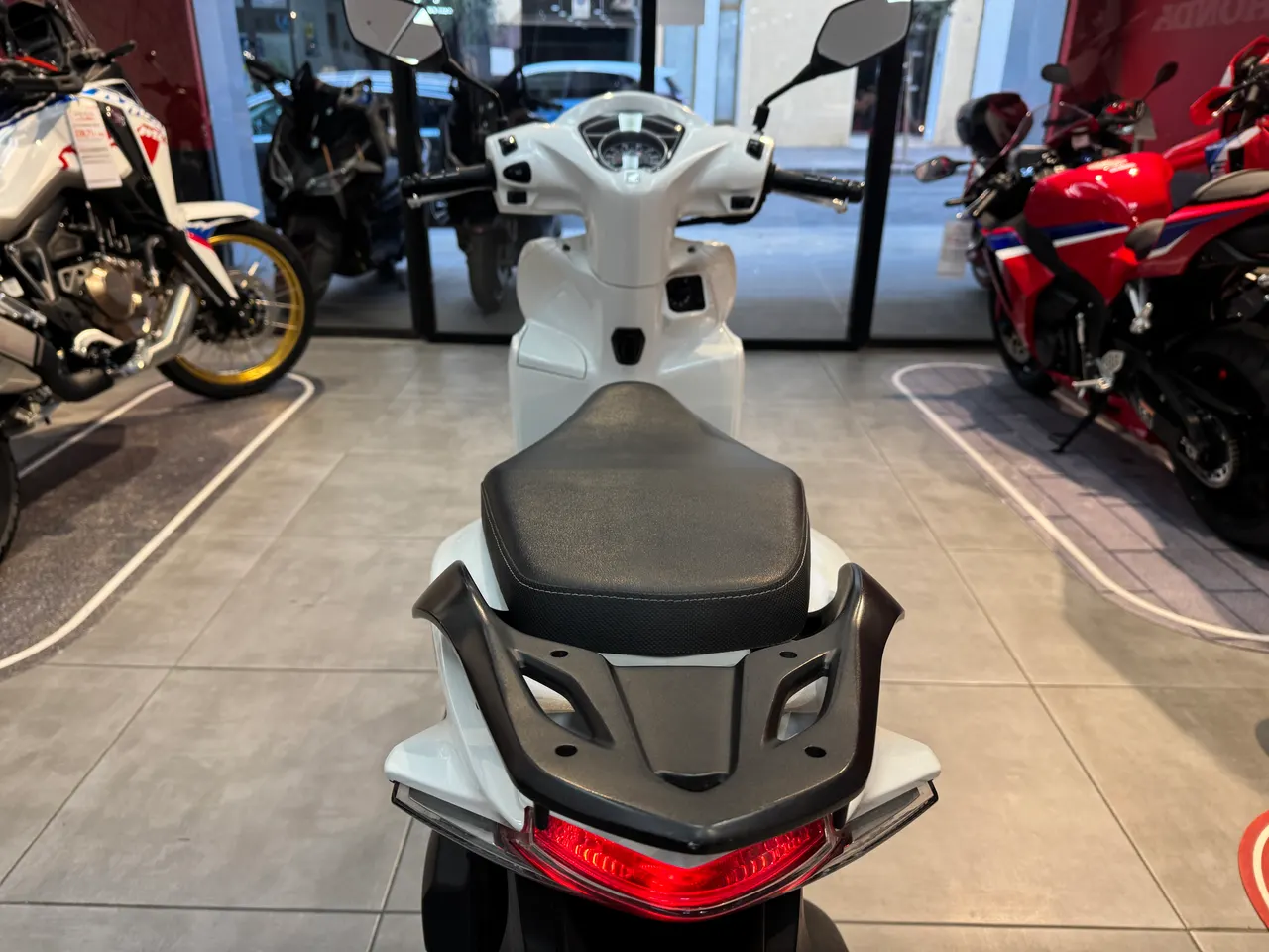 Vista trasera de una moto Honda Vision blanca