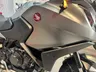 Detalle frontal de una moto Honda NC750X en color gris mate