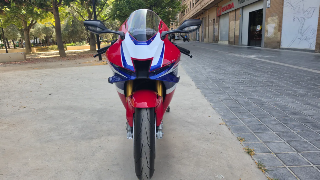 Honda CBR1000RR-R Fireblade SP roja y blanca vista frontal