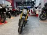 Honda Monkey amarilla con horquillas doradas en exposición