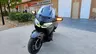 Honda GL1800 Gold Wing DCT gris oscuro con luces encendidas