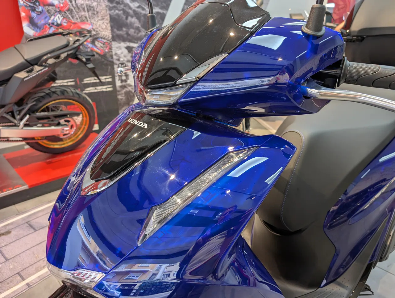 Frontal de scooter Honda SH125i azul jeans mate metalizado en exposición