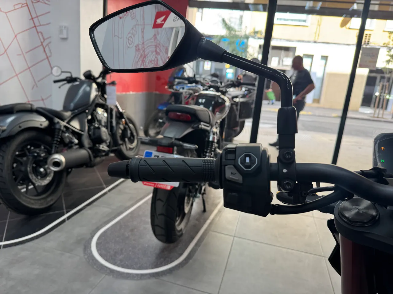 Manillar y espejo retrovisor de Honda CB750 Hornet en exposición
