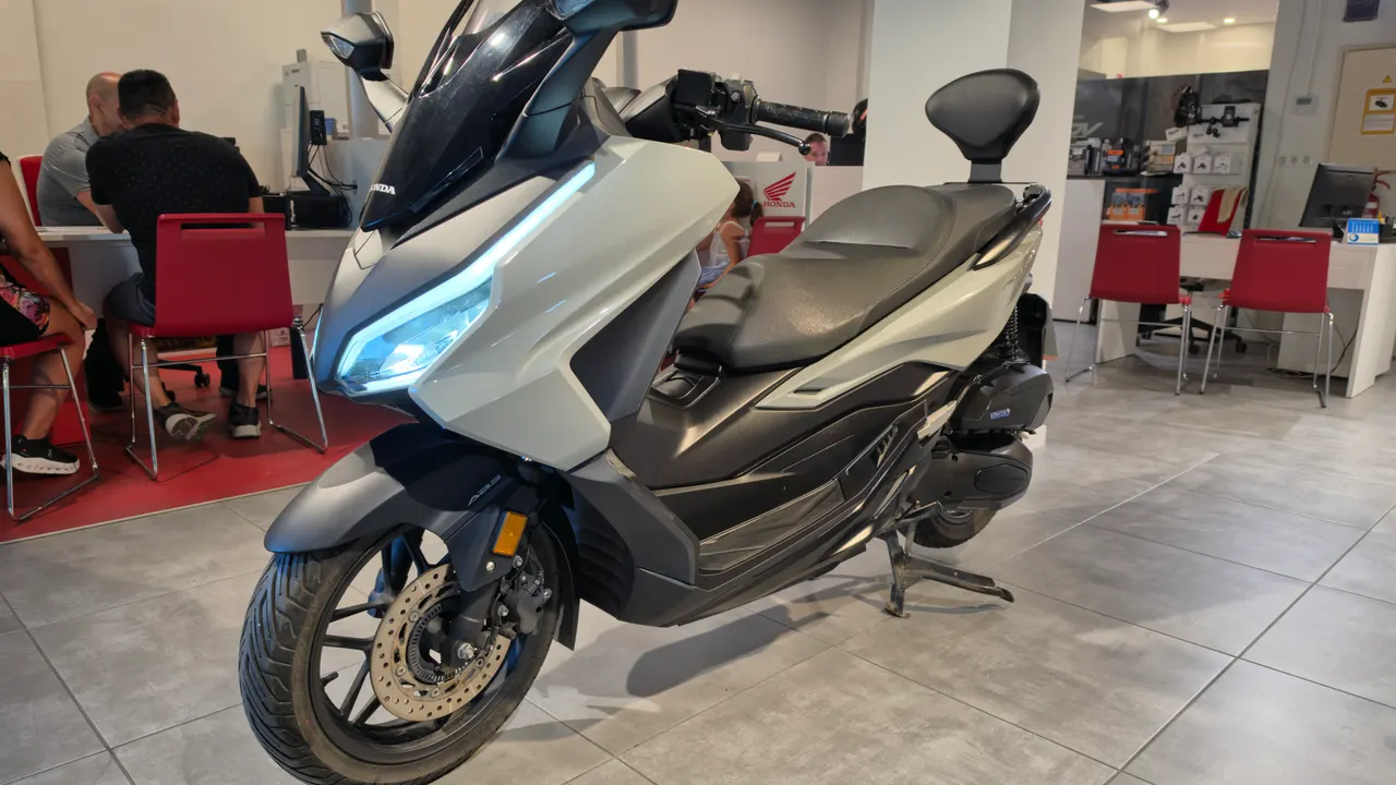 Scooter Honda Forza 125 gris en interior