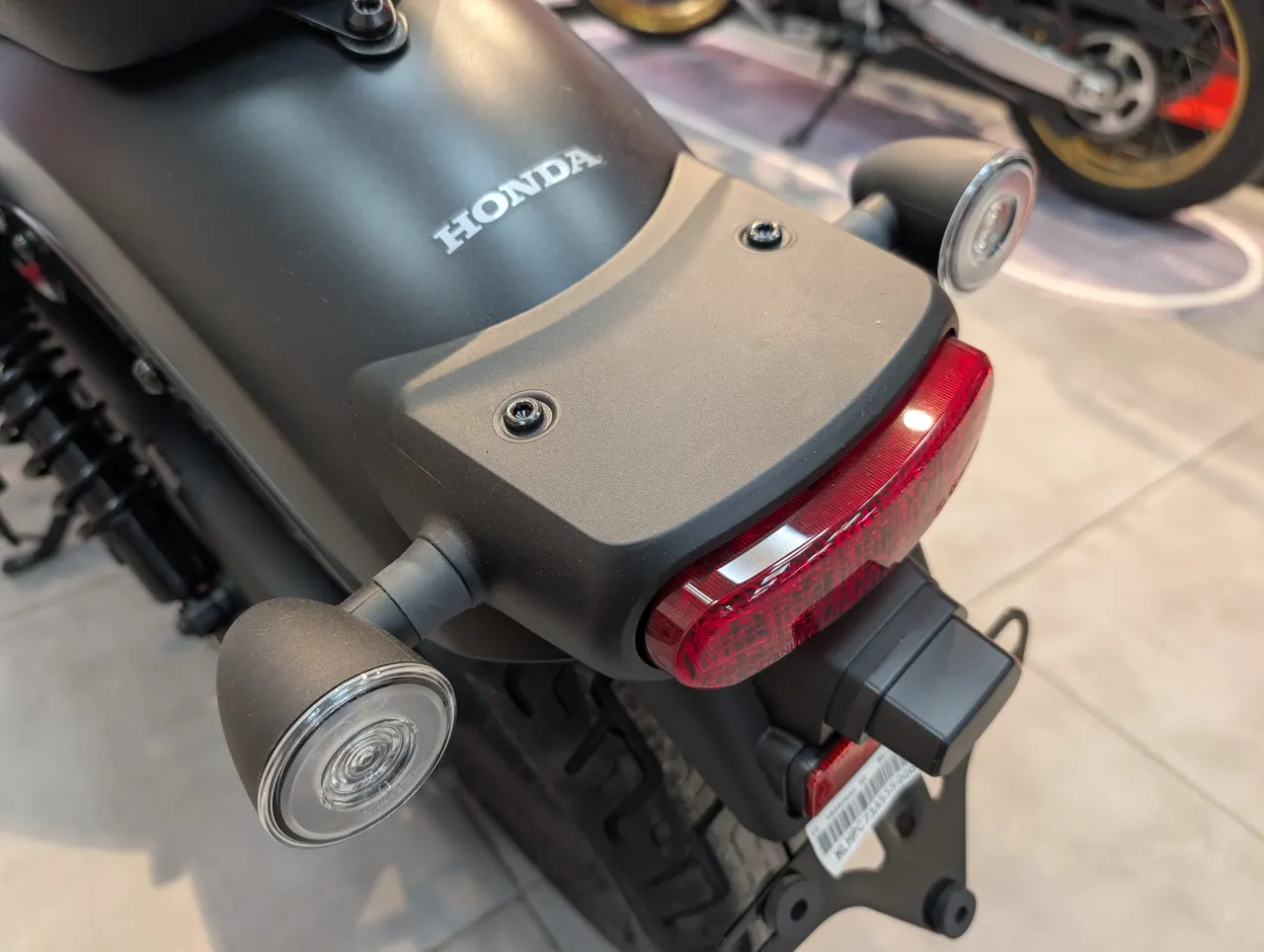 Parte trasera de una Honda Rebel 500 negra mate