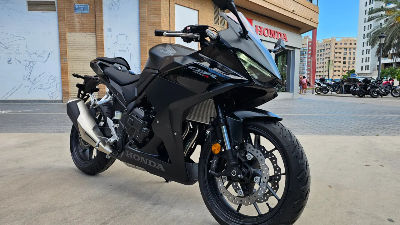 Honda CBR 500R negra aparcada en ciudad
