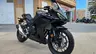 Honda CBR 500R negra aparcada en ciudad
