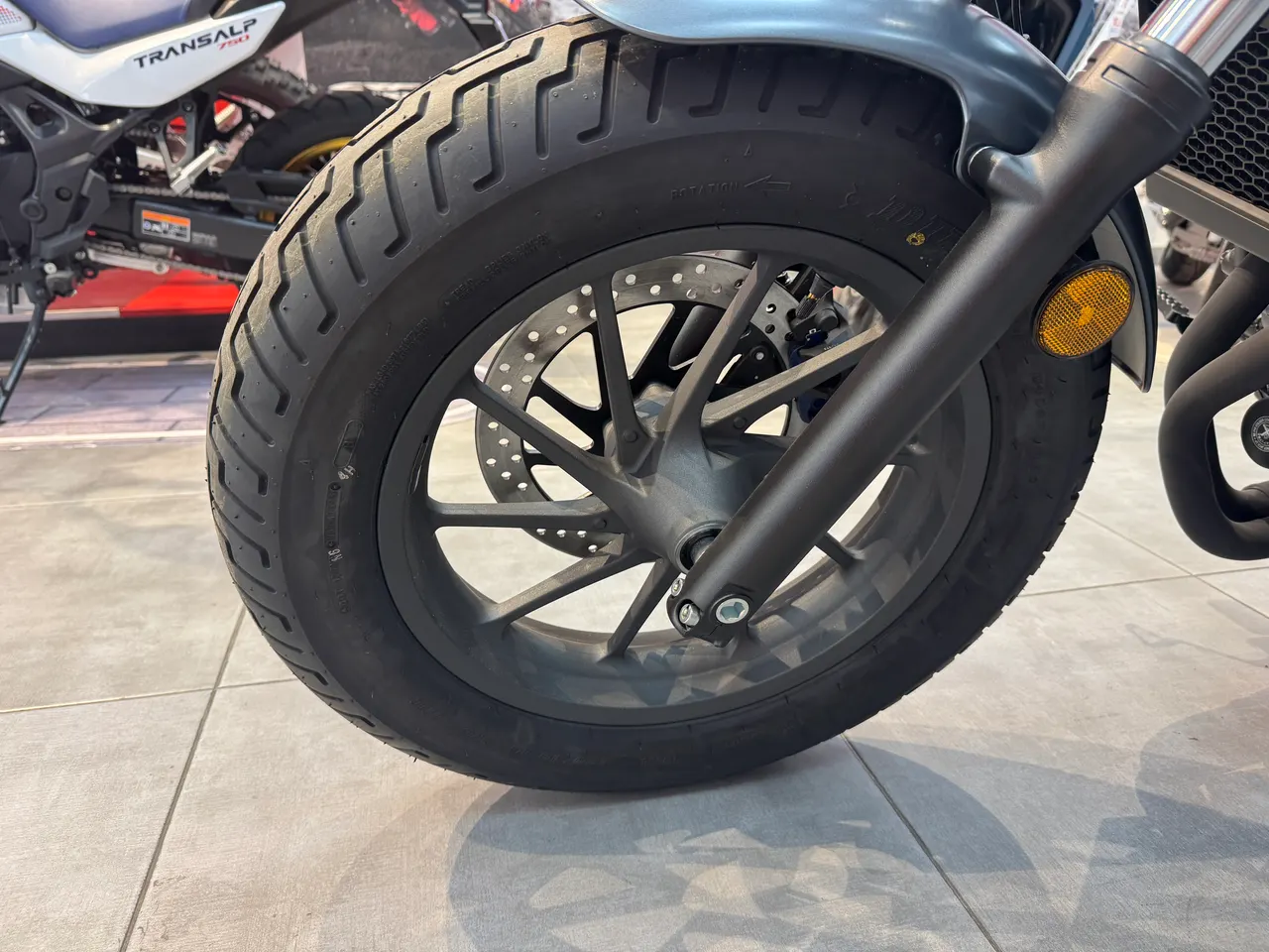 Rueda delantera de Honda Rebel 500 gris mate