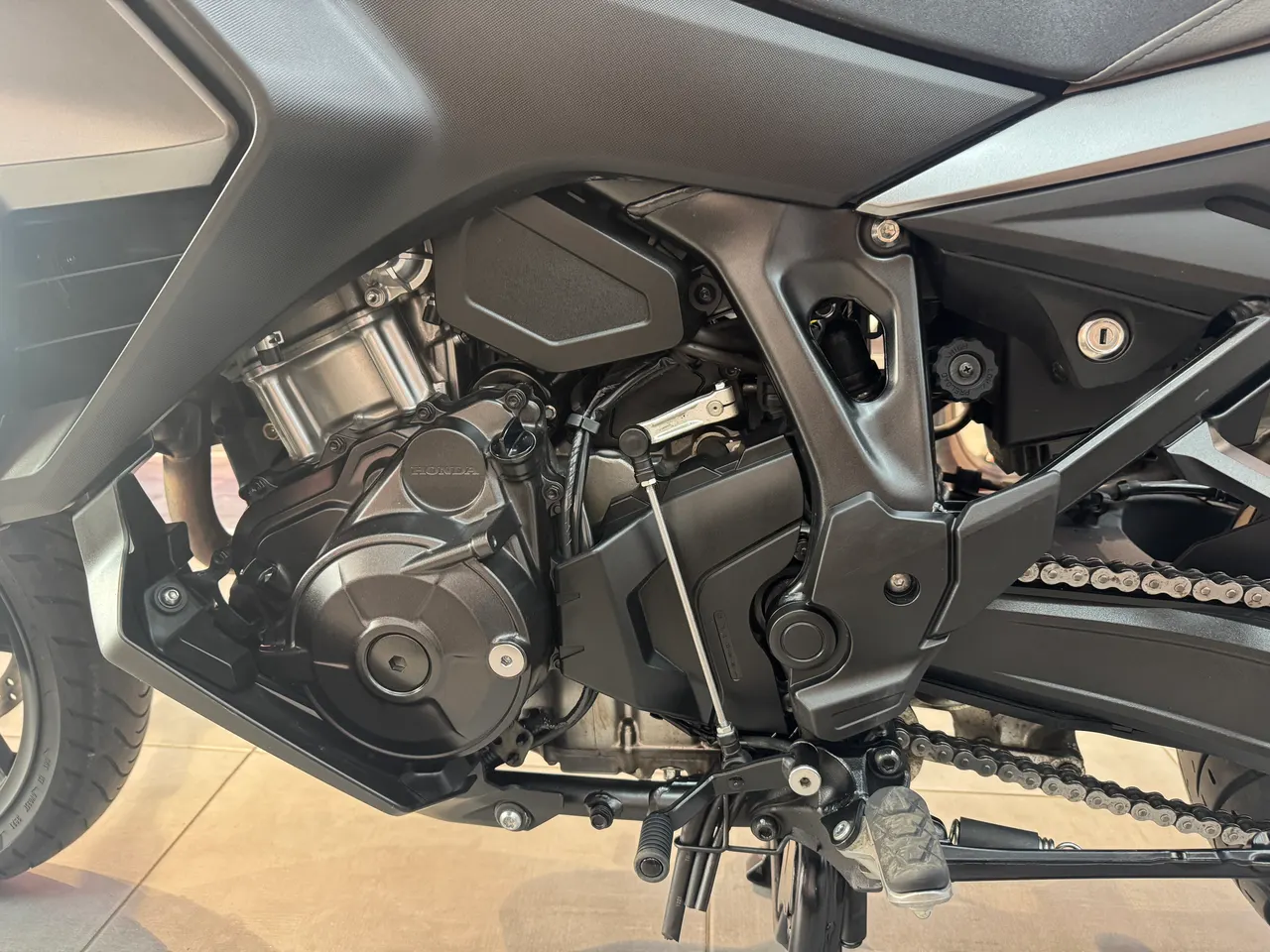 Detalle del motor de una moto Honda