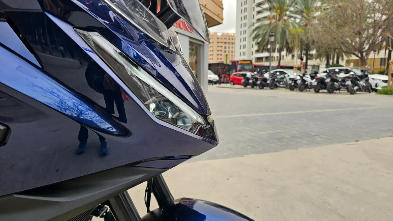 Parte frontal de una Honda NT1100 azul oscuro con faro