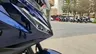 Parte frontal de una Honda NT1100 azul oscuro con faro
