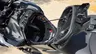 Compartimento de almacenamiento frontal abierto de la Honda NC750X donde cabe un casco integral