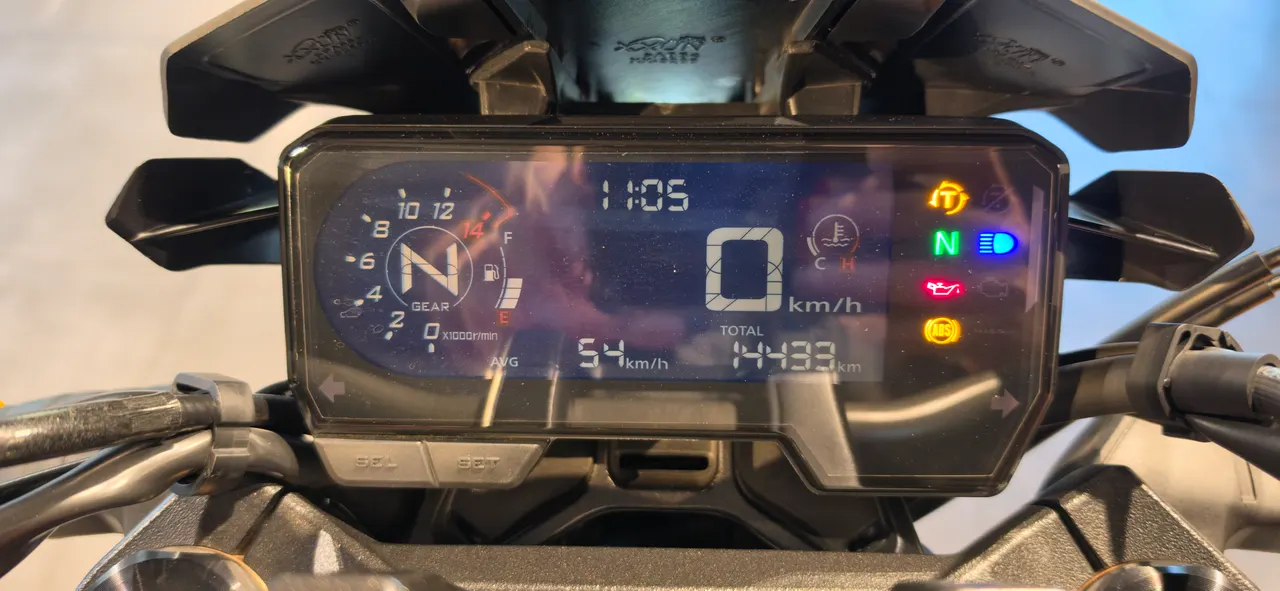 Cuadro de instrumentos digital de una Honda CB650R