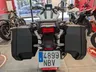 Vista trasera de una Honda Honda NC750X blanca con maletas laterales negras.
