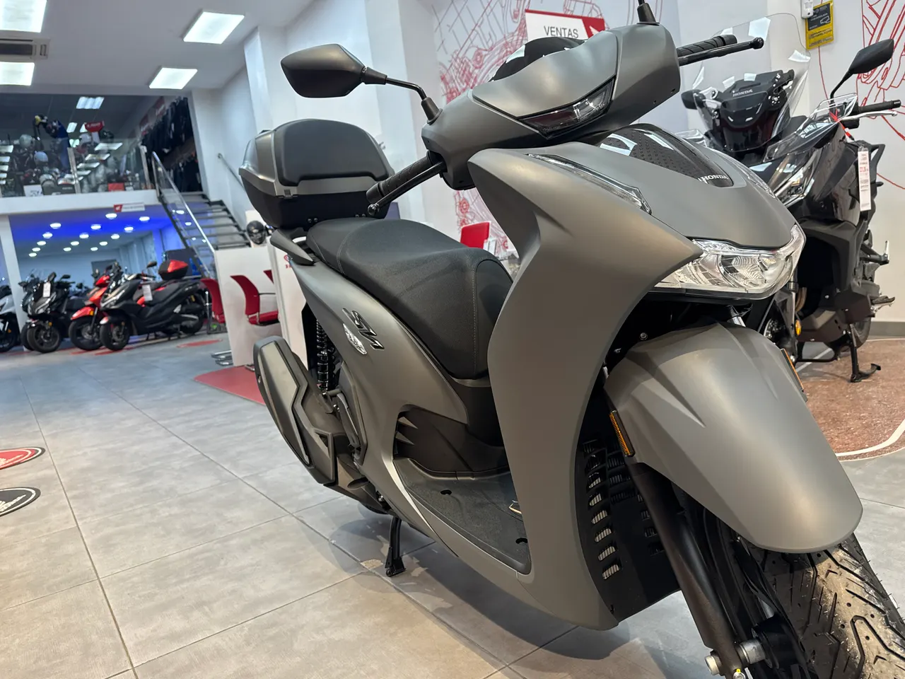 Honda SH 350i gris rock mate en un concesionario
